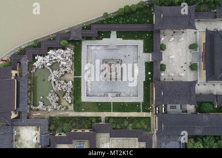 Yangzh Yangzh, Chine. 26 mai, 2018. Yangzhou, Chine 26 mai 2018 : Le Temple Zhenguo est situé à l'isle, dans un Beijing-Hangzhou Grand Canal à Yangzhou, Chine de l'est la province de Jiangsu. Crédit : SIPA Asie/ZUMA/Alamy Fil Live News Banque D'Images