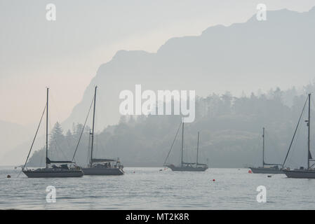 Discussion Les incendies dans l'ouest des Highlands d'Écosse provoquant un épais brouillard de fumée sur le port de Plockton dans la matinée. Banque D'Images