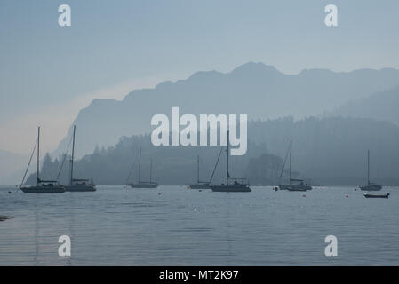 Discussion Les incendies dans l'ouest des Highlands d'Écosse provoquant un épais brouillard de fumée sur le port de Plockton dans la matinée. Banque D'Images