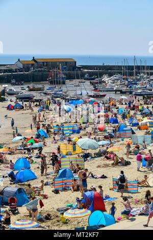 Lyme Regis, dans le Dorset, UK. 28 mai 2018. Météo britannique. Les vacanciers et les visiteurs affluent à la plage de la station balnéaire de Lyme Regis dans le Dorset pour profiter du soleil et ciel bleu sur la Banque Maison de vacances lundi. Crédit photo : Graham Hunt/Alamy Live News Banque D'Images