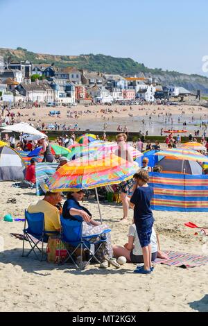 Lyme Regis, dans le Dorset, UK. 28 mai 2018. Météo britannique. Les vacanciers et les visiteurs affluent à la plage de la station balnéaire de Lyme Regis dans le Dorset pour profiter du soleil et ciel bleu sur la Banque Maison de vacances lundi. Crédit photo : Graham Hunt/Alamy Live News Banque D'Images