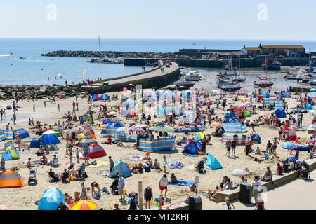 Lyme Regis, dans le Dorset, UK. 28 mai 2018. Météo britannique. Les vacanciers et les visiteurs affluent à la plage de la station balnéaire de Lyme Regis dans le Dorset pour profiter du soleil et ciel bleu sur la Banque Maison de vacances lundi. Crédit photo : Graham Hunt/Alamy Live News Banque D'Images