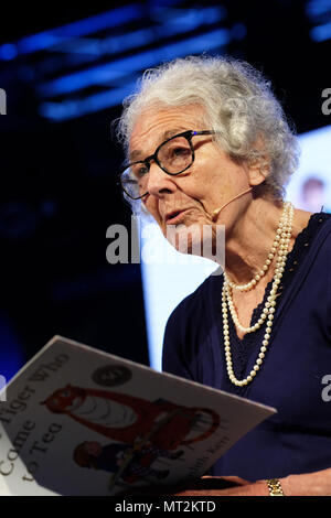 Hay Festival, Hay on Wye, UK - Mai 2018 - 94 ans auteur Judith Kerr se lit à partir de son plus célèbre livre pour enfants Le tigre qui est venu à plateau - le livre a été publié pour la première fois il y a 50 ans - Photo Steven Mai / Alamy Live News Banque D'Images