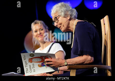 Hay Festival, Hay on Wye, UK - Mai 2018 - 94 ans auteur Judith Kerr se lit à partir de son plus célèbre livre pour enfants Le tigre qui est venu à plateau - le livre a été publié pour la première fois il y a 50 ans, animée par Clémence Burton-Hill - Photo Steven Mai / Alamy Live News Banque D'Images