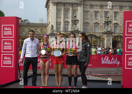 London,UK,28 mai 2018,Gemma Steel, Steph Twell, et Joanne Pavey posent avec leur Trophy's à la vitalité London 10 000 qui a eu lieu à Londres. Larby Keith Crédit/Alamy Live News Banque D'Images