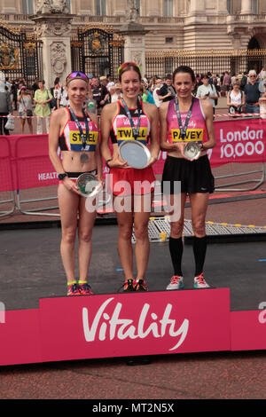 London UK. 28 mai 2018 winers de l'élite dans le cas des femmes 10000 Londres vitalité première place Stephany Twell, deuxième et troisième acier Gemma Jo Pavey @Paul Quezada-Neiman/Alamy Live News Banque D'Images