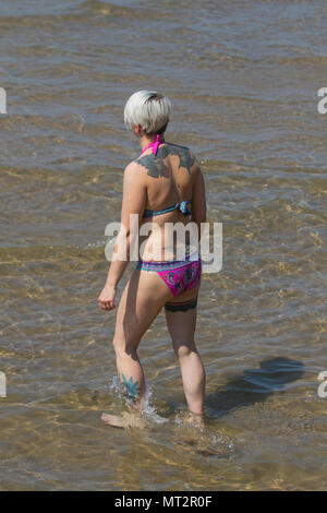 Beachgoer Tattooed lady wearing bikini à motifs paisley maillot de bain avec des tatouages de jambe à Blackpool, Lancashire. Météo britannique. 28 mai, 2018. Lumineuse, ensoleillée de commencer la journée à la côte, les vacanciers et les touristes profiter aux prestations offertes sur la promenade de front de mer. /AlamyLiveNews MediaWorldImages:Crédit Banque D'Images