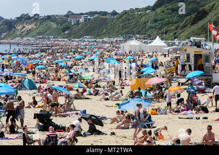 Bournemouth, Royaume-Uni. 28 mai 2018. Une plage bondée sur un Hot Spring Bank Holiday weekend. Bournemouth, Dorset, UK. Crédit : Richard Crease/Alamy Live News Banque D'Images