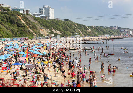 Bournemouth, Royaume-Uni. 28 mai 2018. Une plage bondée sur un Hot Spring Bank Holiday weekend. Bournemouth, Dorset, UK. Crédit : Richard Crease/Alamy Live News Banque D'Images