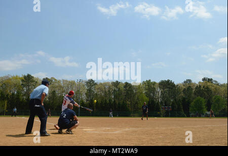 L'Armée américaine à la retraite Le Cpl. Nick Clark, guerrier blessé amputé membre de l'équipe de softball, frappe la balle au cours de l'WWAST match contre Newport News la police et d'incendie à Newport News, en Virginie, le 15 avril 2017. Le WWAST les membres vivent de la devise que "la vie sans membres est sans limite." Banque D'Images