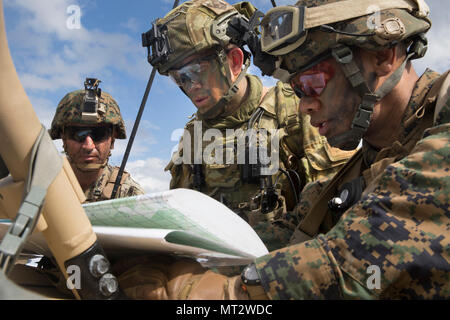 Marines avec la compagnie Kilo regarder sur une carte avec un soldat australien Talisman au cours de l'exercice 2017 dans le sabre d'entraînement de Shoalwater Bay, Queensland, Australie, le 14 juillet 2017. Kilo Co., l'Équipe de débarquement du bataillon, 3e Bataillon, 5ème Marines, est l'élément de combat de la 31e Marine Expeditionary Unit. BLT 3/5 est l'exploration des concepts et des nouvelles technologies comme la force de la mer dédié à Dragon 2025, une initiative du Marine Corps pour préparer les futures batailles. Talisman Sabre est un exercice visant à améliorer l'interopérabilité entre les forces australiennes et américaines. La 31e M Banque D'Images