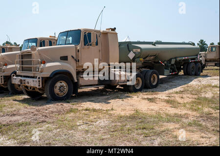 Les camions-citernes militaire de réserve de l'armée américaine cinq unités de transport en Géorgie, Illinois, Michigan, Caroline du Sud, Texas, sont en cours d'exécution et de carburant pour les clients à QLLEX au cours de 2017, le 21 juillet, à Fort Bragg, NC. QLLEX, quartier-maître pour court exercice logistique liquide, est l'armée américaine de premier plan de la Réserve de carburant pour l'exercice de préparation et de la distribution de l'eau. Cette année, l'QLLEX n'est pas seulement une démonstration complète de la capacité de l'état de préparation au combat, et la létalité d'America's Army Réserver pour mettre du carburant et d'eau où il est plus besoin - dans les véhicules et les mains de la guerre-fighter et unités de manœuvre - bu Banque D'Images