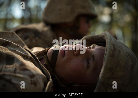 U.S. Marine Corps Ecr. Avery G. Hackett de Platoon, 3045 Lima Company, 3e Bataillon d'instruction des recrues, agit comme une simulation de combat au cours d'une course d'obstacles le 8 juin 2017, sur l'Île Parris, L.C. (recrues comme Hackett, 19, originaire de Boaz, Ky., doivent remplir les 54 heures connu comme le creuset de gagner le titre Marine. Parris Island est le lieu d'entraînement des recrues du Corps des marines depuis le 1 novembre 1915. Aujourd'hui, environ 19 000 recrues proviennent à Parris Island annuellement pour l'occasion de devenir des Marines américains en endurant 12 semaines de formation rigoureux, transformatrices. Parris est Banque D'Images