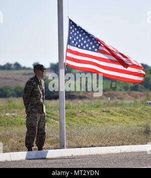 Le s.. Daniel Dornbusch, 149e de l'équipe de mission militaire, est prête à relever le drapeau américain au cours de l'exercice Steppe Eagle 17 Cérémonie d'ouverture le 22 juillet 2017, au centre de formation Illisky, au Kazakhstan. Steppe exercice Eagle est un premier exercice multinational axé sur le maintien de la paix et de soutien de la paix, tandis que l'établissement de relations et la compréhension mutuelle entre les nations partenaires. (U.S. Photo de l'armée par le capitaine Desiree Dillehay, 149e l'équipe d'engagement militaire) Banque D'Images