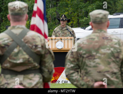 Lieutenant-colonel Léonard Poirier, commandant sortant, 1er escadron, le 172e régiment de cavalerie (montagne), s'adresse à ses soldats au cours de la cérémonie de passation de commandement au camp d'Ethan Allen Site de formation, Jericho, Vermont, le 23 juillet 2017. Le lieutenant-Colonel Poirier a passé le commandement à nouveau commandant Le Lieutenant-colonel Kevin Biggie. (U.S. La Garde nationale de l'Armée Photo/ Le s.. Nathan Rivard) Banque D'Images