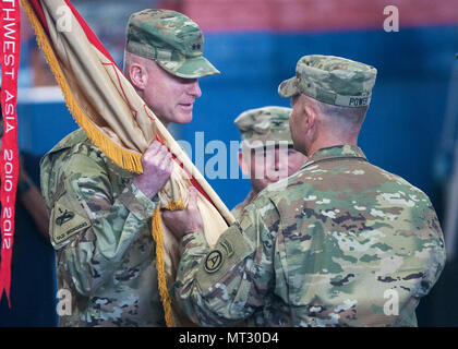 Le général de Terrence McKenrick, commandant général adjoint de l'armée américaine, la zone centrale reçoit l'appui de l'Group-Kuwait couleurs depuis le colonel Joseph Power, commandant sortant, ASG-ku, au cours d'une cérémonie de changement de commandant au camp Arifjan, au Koweït, le 20 juillet. À la cérémonie, le Colonel Joseph Power remis le commandement d'ASG-ku au colonel Steven Berger. (U.S. Photo de l'armée par le Sgt. Kimberly Browne) Banque D'Images