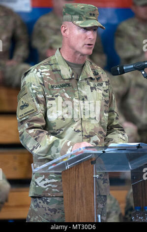 Le général de Terrence McKenrick, commandant général adjoint, centrale de l'armée américaine, aborde un domaine public au cours de l'appui du changement d'Group-Kuwait Cérémonie au camp Arifjan commandant, le Koweït, le 20 juillet. À la cérémonie, le Colonel Joseph Power remis le commandement d'ASG-ku au colonel Steven Berger. (U.S. Photo de l'armée par le Sgt. Kimberly Browne) Banque D'Images