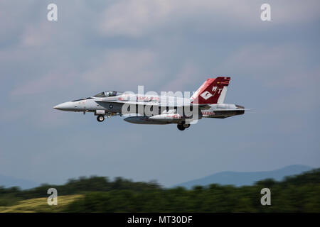 McDonnell Douglas F/A-18C Hornet est un avion de chasse multirôle bimoteur propulsé par deux turboventilateurs General Electric F404 et exploité par le corps des Marines des États-Unis. L'image d'archive documente un avion du Marine Fighter Attack Squadron 232 quittant la base aérienne de JASDF Hyakuri, au Japon, le 24 juillet 2017, retournant à la base aérienne du Marine corps Iwakuni pendant un entraînement bilatéral. Banque D'Images