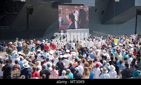 170722-N-LA456-023 NORFOLK, Virginie (22 juillet 2017) La foule observe la cérémonie de mise en service de l'USS Gerald R. Ford (CVN 78) à Norfolk Naval Station. Ford est le premier navire de la classe Ford porte-avions, et le premier nouveau porte-avions américain conçu en 40 ans. (U.S. Photo par marine Spécialiste de la communication de masse 3 Classe Krista A. DaCosta) Banque D'Images