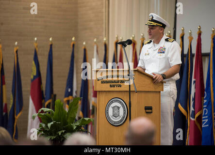 Une image d'archive documente le commandant entrant s'adressant aux marins et aux invités lors d'une cérémonie de changement de commandement le 21 juillet 2017, à Virginia Beach, en Virginie Le tirage photographique historique enregistre des remarques formelles et la transition de la direction de l'unité au sein de la communauté de fin de journée de la Marine. Banque D'Images