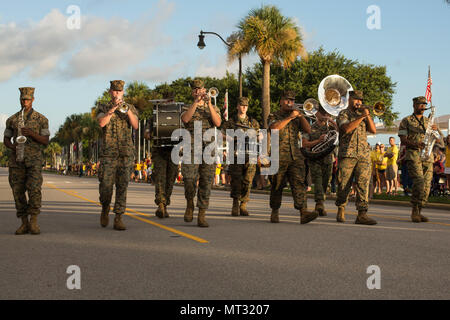 Les Marines américains, avec Parris Island Marine Corps, de l'Administration centrale et Service Battalion, jouer de la musique à l'exécuter sur Motivation Marine Corps Recruter Depot, Parris Island, S.C., le 13 juillet 2017. Le terme de motivation est effectué le jour de la famille avant que le nouveau Marines voir leur famille après 13 semaines de formation. (U.S. Marine Corps photo par Lance Cpl. Sarah Stegall/libérés) Banque D'Images