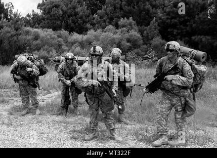 170723-Z-PX072-491 SPC. Brian Bermudez, SPC. Ramon Santiago, la FPC. Angelo Lopez, SPC. Elliot DeJesus et SPC. Luis Santiago avec la Compagnie B, 1er Bataillon, 65ème d'infanterie, Puerto Rica Army National Guard, préparez-vous à bord d'un hélicoptère UH-60 Black Hawk à la base d'opérations avancée Forge au Joint Readiness Training Centre, à Fort Polk, en Louisiane, le 23 juillet 2017. Le Porto Rico est montée à l'Indian National Guard's 76th Infantry Brigade Combat Team pour son JRTC rotation. (Photo par le Sgt. 1re classe David Bruce, 38e Division d'infanterie, Affaires publiques) Banque D'Images