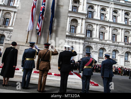Le prince Harry dépose une couronne de fleurs au cénotaphe de Whitehall lors de l'Anzac Day Parade comprend : Atmosphère Où : London, Royaume-Uni Quand : 25 Avr 2018 Crédit : John Rainford/WENN.com Banque D'Images