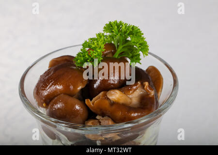 Champignons marinés du persil servi de saison Banque D'Images