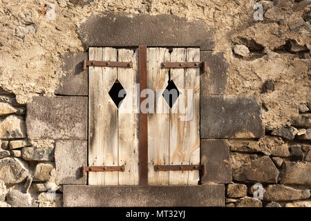 Fenêtre en bois dans un mur de pierre. L'Auvergne. France Banque D'Images