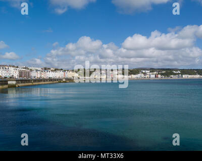 À la recherche à travers la baie de Douglas en mer d'Irlande à front de mer immobilier Ile de Man sur une belle journée de mai Banque D'Images