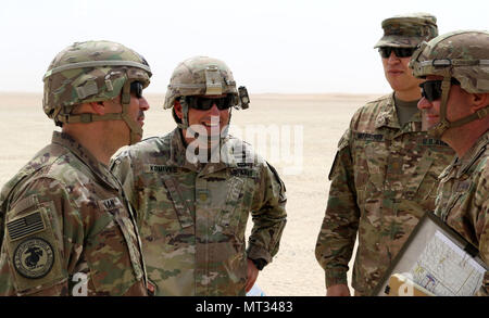 Le brig. Le général Jeffrey Van, général commandant adjoint du 35e Division d'infanterie, le Capitaine David Hale, Bravo "Bataille" commandant de compagnie, 3e Bataillon, 8e régiment de cavalerie blindée, 3e Brigade Combat Team, 1re Division de cavalerie, le Major Kenton Komives et le Major Aaron Morrison se rencontrent pour discuter des plans de formation et exercices de préparation de l'unité au Camp Beuhring, le Koweït, le 10 juillet 2017. (U.S. Photo de l'armée par le sergent. Jeremy Miller/libérés) Banque D'Images