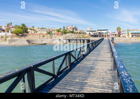 Luderitz, Namibie - 08 juillet 2014 : vue sur la jetée en bois de Luderitz en mer sur journée ensoleillée Banque D'Images