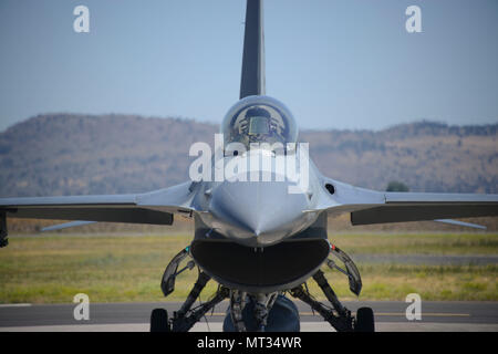 Le Lieutenant-colonel de l'US Air Force Matt Jensen, un F-16 Fighting Falcon pilote pour la 149e Escadre de chasse, Texas Air National Guard, revient d'une mission d'instruction au combat le 19 juillet 2017, au cours de l'exercice à Eagle Sentry Kingsley Field à Klamath Falls, Oregon Eagle Sentry est un grand exercice de quatre jours de travail qui est hébergé par la 173e Escadre de chasse. L'exercice rassemble différents avions et unités de tout le pays pour des entraînement au combat aérien. (U.S. Photo de la Garde nationale aérienne par le sergent. Riley Johnson) Banque D'Images