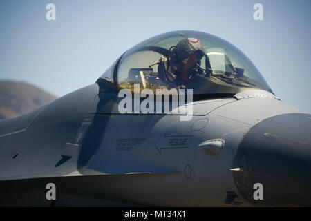 Le Lieutenant-colonel de l'US Air Force Matt Jensen, un F-16 Fighting Falcon pilote pour la 149e Escadre de chasse, Texas Air National Guard, revient d'une mission d'instruction au combat le 19 juillet 2017, au cours de l'exercice à Eagle Sentry Kingsley Field à Klamath Falls, Oregon Eagle Sentry est un grand exercice de quatre jours de travail qui est hébergé par la 173e Escadre de chasse. L'exercice rassemble différents avions et unités de tout le pays pour des entraînement au combat aérien. (U.S. Photo de la Garde nationale aérienne par le sergent. Riley Johnson) Banque D'Images