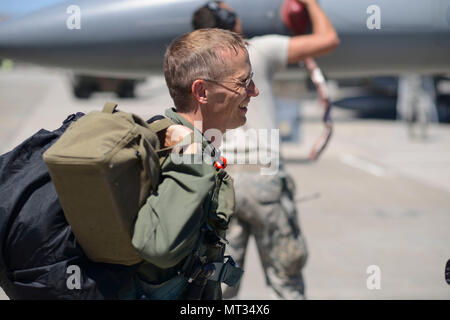 Le Lieutenant-colonel de l'US Air Force Matt Jensen, un F-16 Fighting Falcon pilote pour la 149e Escadre de chasse, Texas Air National Guard, parle à l'équipe au sol le 19 juillet 2017, après le retour d'une mission d'entraînement au combat au cours de l'exercice à Eagle Sentry Kingsley Field à Klamath Falls, Oregon Eagle Sentry est un grand exercice de quatre jours de travail qui est hébergé par la 173e Escadre de chasse. L'exercice rassemble différents avions et unités de tout le pays pour des entraînement au combat aérien. (U.S. Photo de la Garde nationale aérienne par le sergent. Riley Johnson) Banque D'Images