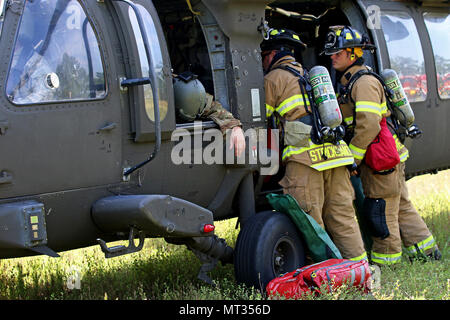 Les pompiers de Fort Bragg l'incendie et d'urgence évacuer les victimes simulées à partir d'un hélicoptère Blackhawk UH-60 lors d'un scénario de formation d'urgence à Fort Bragg, Caroline du Nord, 25 juillet 2017. L'aéronef a été initialement rapporté comme en retard en ce qui concerne l'enregistrement, puis le scénario d'une escalade vers un aéronef accidenté avec de nombreuses victimes nécessitant une évacuation médicale. (U.S. Photo de l'armée par le Sgt. Paige Behringer) Banque D'Images