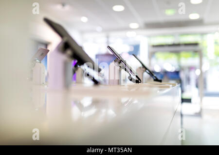 Close up de téléphones cellulaires ou téléphones mobiles sur l'affichage dans un moderne, propre et contemporain shop ou mall Banque D'Images