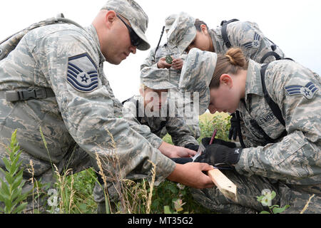 Les membres de l'US Air Force du 119e groupe médical de gauche à droite le sergent-chef. Nathan Carlson, un membre de la 1re classe Wieble Ashlee, le s.. LaMitchell Primm, Senior Airman Naomi Santana et Senior Airman Sydney Chase examiner une carte car ils déterminent leurs cours pendant la navigation terrestre s'entraîner au Camp Gilbert C. Grafton, près de Devils Lake, N.D., le 19 juillet 2017. La formation de la navigation terrestre est une compétence nécessaire pour l'expédition médicale sur le terrain d'un insigne, qui démontre les capacités militaires pour le personnel médical sur le terrain. (U.S. Photo de la Garde nationale aérienne capitaine principal Sgt. David H. Lipp/libérés) Banque D'Images