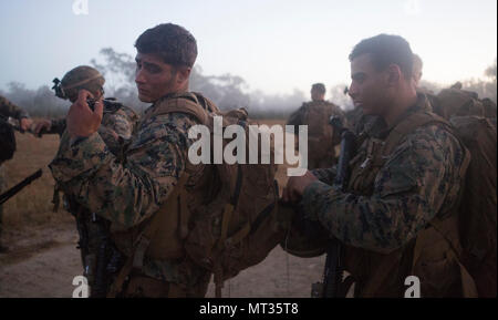 QUEENSLAND, Australie - PFC. Jurel Velardo (à gauche) et lance le Cpl. Marquez l'arrêt Hunter, compagnie de fusiliers avec L, 3e Bataillon, 4e Régiment de Marines, 1 Division de marines, la Force de rotation Maritime Darwin, effectuer un contrôle de vitesse pendant l'exercice Talisman Saber 17 Exercice de formation sur le terrain - à l'Est, le 17 juillet 2017. L'exercice de l'interopérabilité entre les forces armées des États-Unis et par des Forces de défense australiennes et d'apprendre à partir de leurs tactiques. Talisman Sabre est un exercice organisé conjointement entre américaines du Pacifique et de l'Australian Defence Force du commandement des opérations interarmées, et intègre l'armée, de la Marine américaine Banque D'Images