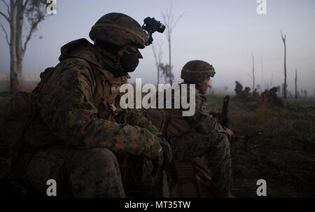 QUEENSLAND, Australie - lance le Cpl. Traevon Richie (à gauche) et de HPF Jurel Velardo riflemen, avec l'entreprise, 3e Bataillon, 4e Régiment de Marines, 1 Division de marines, la Force de rotation Maritime Darwin, fixer leurs packs après un mouvement pendant l'exercice Talisman Saber 17 Exercice de formation sur le terrain - à l'Est, le 19 juillet 2017. L'exercice de l'interopérabilité entre les forces armées des États-Unis et par des Forces de défense australiennes et d'apprendre à partir de leurs tactiques. Talisman Sabre est un exercice organisé conjointement entre américaines du Pacifique et de l'Australian Defence Force du commandement des opérations interarmées, et intègre Banque D'Images