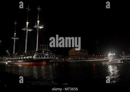 BOSTON (23 juillet 2017) un remorqueur aide à l'onu-docking de l'USS Constitution d'une cale sèche dans le Boston Navy Yard. Au cours des 26 derniers mois, Constitution a subi une importante restauration qui permettra de préserver le navire de l'état de l'Amérique pour de nombreuses décennies à venir. (U.S. Photo par marine Spécialiste de la communication de masse Seaman Casey Azouz) Banque D'Images