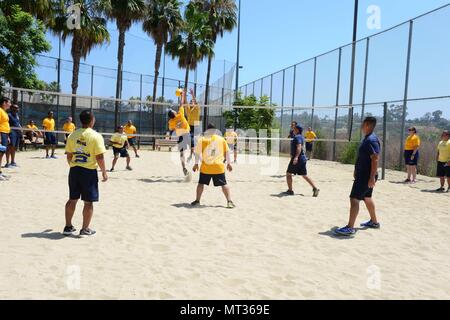 170721-N-NH199-076 SAN DIEGO (21 juillet 2017) Naval Medical Center San Diego marins concurrence dans un jeu de volley-ball au bureau des Jeux Olympiques 365 21 juillet. Le CPO 365 fermé Jeux Olympiques d'événements et formation pour la première classe des officiers mariniers avant qu'ils sont à frocked premier maître. (U.S. Photo par marine Spécialiste de la communication de masse Harley K. Sarmiento/libérés) Banque D'Images