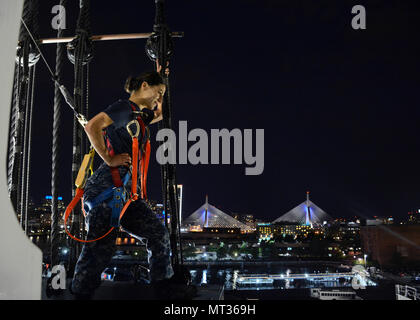 170723-N-AC322-351 BOSTON (23 juillet 2017) Gunner's Mate 2e classe Erin Bullock, affectés à l'USS Constitution, se dresse sur les combats haut de vieux gréement l'escalade après Ironsides pendant l'appareillage du navire. Au cours des 26 derniers mois, Constitution a subi une importante restauration qui permettra de préserver le navire de l'état de l'Amérique pour de nombreuses décennies à venir. (U.S. Photo de la marine par Jose Hernandez/libérés) Banque D'Images