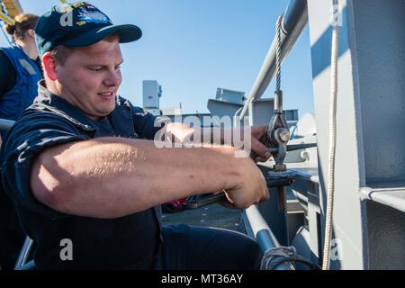 170724-N-FR247-012 Bremerton, Washington (24 juillet 2017) Maître de Manœuvre Seaman, Dievendorf Casey de Rockford, Michigan, sécurise les radeaux à côté de l'USS JOHN C. STENNIS (CVN 74) poste de pilotage. John C. Stennis mène une disponibilité progressive prévue (PIA) au chantier naval de Puget Sound et l'Installation de maintenance de niveau intermédiaire, au cours de laquelle le navire est soumis à des activités de maintenance et de mise à niveau. (U.S. Photo par marine Spécialiste de la communication de masse 3 classe Alexander P. Akre / relâché) Banque D'Images