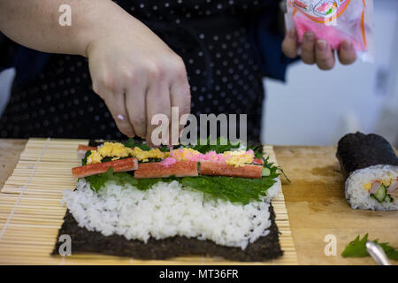 Sachiko Tamura est une professeure culinaire japonaise associée à la Iwakuni City Food promotion Association qui a dirigé un cours de cuisine du programme d'adaptation culturelle à Otake, au Japon, le 25 juillet 2017. L'image d'archive enregistre la préparation des sushis à l'aide d'un assaisonnement denbu dans le cadre d'une instruction introduisant les participants aux techniques traditionnelles japonaises de préparation des aliments. Banque D'Images