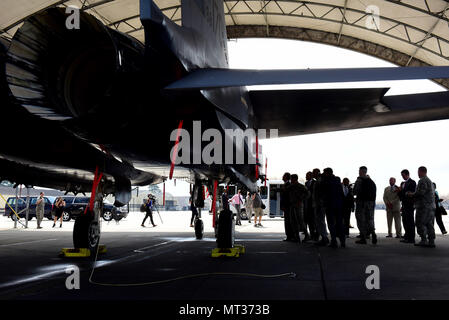 Gouverneur de la Caroline du Nord Roy Cooper et d'autres représentants de l'état visité Seymour Johnson Air Force Base, Caroline du Nord, pour discuter les capacités de mission, le 19 juillet 2017. Les représentants de l'état vu la base de neuf Talon rasoir Prix de la guerre, le service d'incendie, d'un membre de la famille et du Centre de préparation, et un F-15E Strike Eagle. (U.S. Air Force photo par un membre de la 1re classe Kenneth Boyton) Banque D'Images