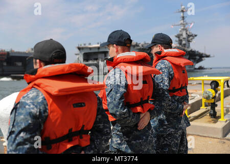 170725-N-NN369-008 NORFOLK (25 juillet 2017) marins affectés à la classe Nimitz porte-avions USS ABRAHAM LINCOLN (CVN 72), se préparer à traiter des amarres en de la classe Nimitz porte-avions USS Harry S. Truman (CVN 75), comme Harry S. Truman tire en Naval Station Norfolk après avoir terminé les essais en mer. Abraham Lincoln est mouillée à Norfolk pour un transporteur en vue de la disponibilité progressive endurance. (U.S. Photo par marine Spécialiste de la communication de masse de la classe 3ème Jessica Paulauskas/libérés) Banque D'Images