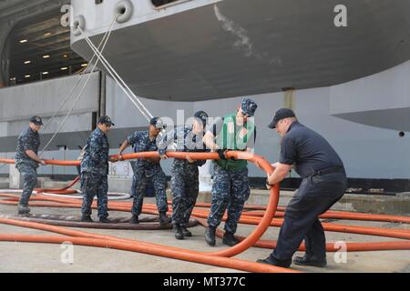 170725-N-NN369-158 NORFOLK (25 juillet 2017) marins affectés à la classe Nimitz porte-avions USS ABRAHAM LINCOLN (CVN 72), manipuler les câbles d'alimentation pour la classe Nimitz porte-avions USS Harry S. Truman (CVN 75), comme Harry S. Truman tire en Naval Station Norfolk après avoir terminé les essais en mer. Abraham Lincoln est mouillée à Norfolk pour un transporteur en vue de la disponibilité progressive endurance. (U.S. Photo par marine Spécialiste de la communication de masse de la classe 3ème Jessica Paulauskas/libérés) Banque D'Images