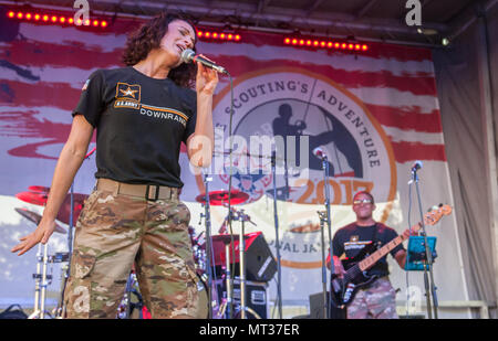 Le Sgt. 1re classe Martha Krabill, un chanteur de l'US Army Band Downrange, effectue de Scouts au sommet Bechtel Réserver près de Glen Jean, W.Va., 25 juillet 2017. Le Jamboree National 2017 est fréquentée par 30 000 scouts, chefs de troupes, les bénévoles et les membres du personnel professionnel, ainsi que plus de 15 000 visiteurs. Environ 1 200 militaires du ministère de la Défense nationale et la garde côtière des États-Unis sont de fournir un soutien logistique pour l'événement. (U.S. Photo de l'armée par le sergent. Matthieu Keeler) Banque D'Images