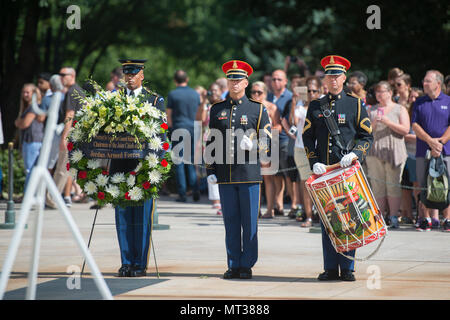 Un soldat de la vieille garde, clairon, et un batteur de la bande de l'armée américaine participent à une armée tous les honneurs Wreath-Laying Cérémonie en l'honneur du lieutenant général Mahmoud Freihat, chef d'état-major général de l'armée, de la Jordanie au cimetière national d'Arlington, Arlington, Va., le 26 juillet 2017. Freihat a aussi visité le Memorial Amphitheater Afficher prix. (U.S. Photo de l'armée par Elizabeth Fraser / Arlington National Cemetery / relâché) Banque D'Images